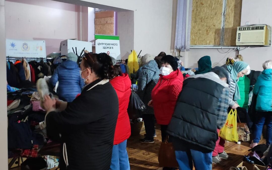 Підтримка для херсонців у Миколаєві: передали півтори тонни одягу та взуття